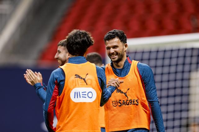 Gonçalo Ramos e Félix podem voltar a fazer parceria no ataque — Foto: FPF