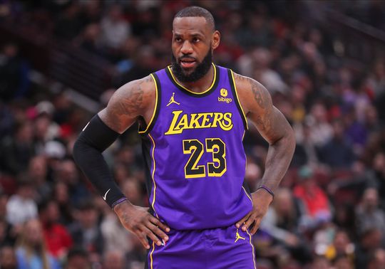 €153 milhões e jogar com o filho: Lakers querem renovar com LeBron