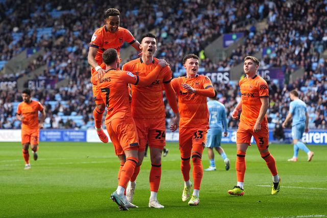 Ipswich Town a um ponto do regresso à Premier League 22 anos depois