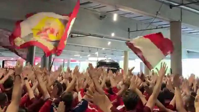 A incrível receção dos adeptos aos jogadores do Bayern antes da meia-final