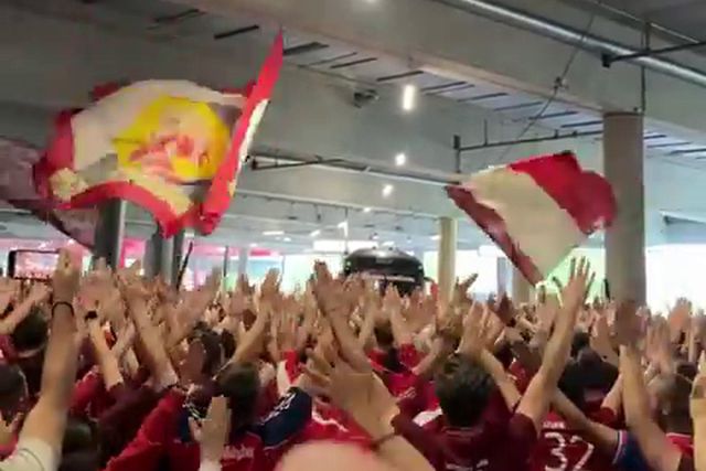 A incrível receção dos adeptos aos jogadores do Bayern antes da meia-final
