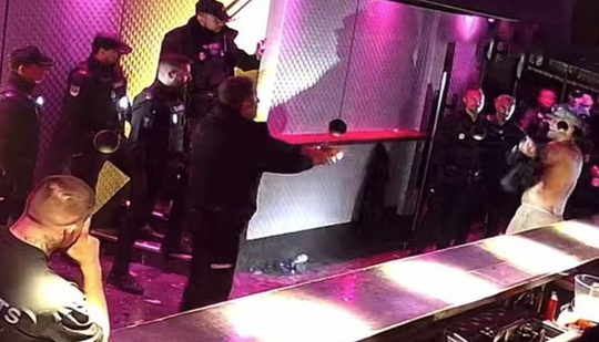 Oito polícias e dois choques de taser: o vídeo da detenção de um internacional inglês de râguebi