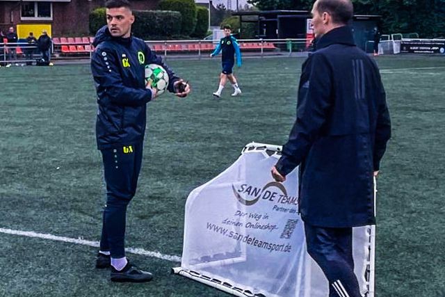 Ajudou o Leverkusen a ser campeão e está a treinar equipa da 5.ª divisão