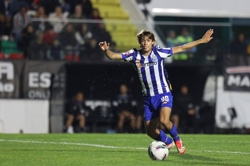 Rodrigo Mora, 17 anos, aqui em ação no último jogo do FC Porto (frente ao Estrela da Amadora, que venceu, por 2-0), tem nove golos e três assistências em 34 jogos (em todas as provas) pelos dragões em 2024/25