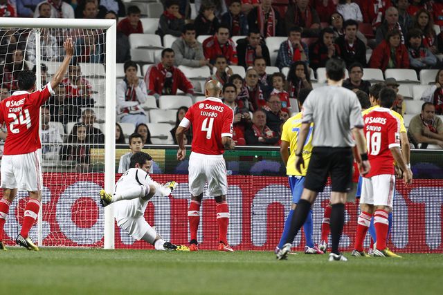 Golo de Jefferson, de livre, permitiu ao Estoril empatar com o Benfica na Luz na antepenúltima jornada da Liga 2012/13 (A BOLA/Rui Raimundo)