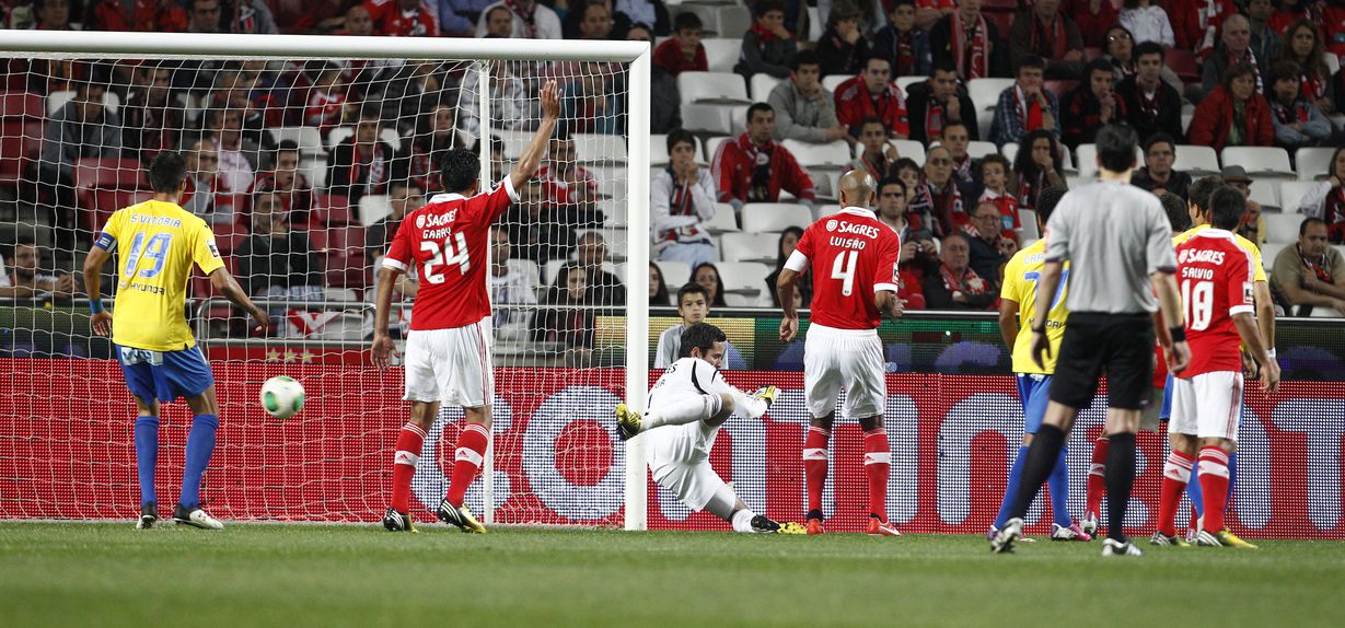 Golo de Jefferson, de livre, permitiu ao Estoril empatar com o Benfica na Luz na antepenúltima jornada da Liga 2012/13 (A BOLA/Rui Raimundo)