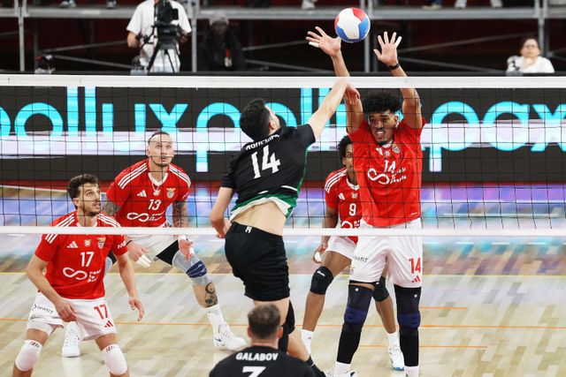 Sporting vence na Luz e mantém-se na luta pelo título