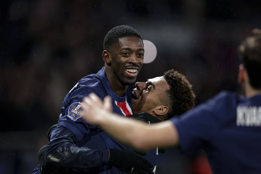 Dembelé e Doué celebrando o golo marcado no Emirates (Foto: IMAGO)