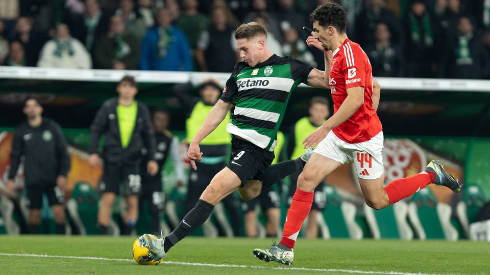 Gyokeres, avançado do Sporting, tenta fugir à marcação apertada de Tomás Araújo, defesa do Benfica, para visar a baliza de Trubin no dérbi de dezembro último entre os dois clubes que sorriu aos leões
