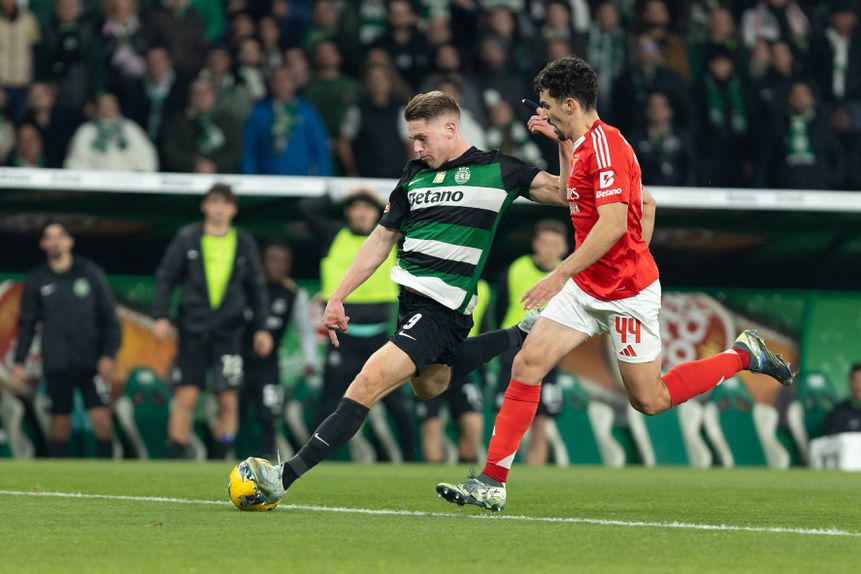 Gyokeres, avançado do Sporting, tenta fugir à marcação apertada de Tomás Araújo, defesa do Benfica, para visar a baliza de Trubin no dérbi de dezembro último entre os dois clubes que sorriu aos leões