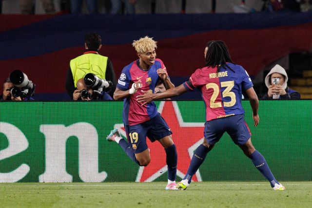Lamine Yamal festeja golo ao Inter com Koundé (IMAGO)