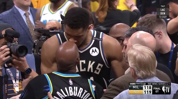 Pai de Tyrese Haliburton e Giannis Antetokounmpo encostam cabeças. Foto DR