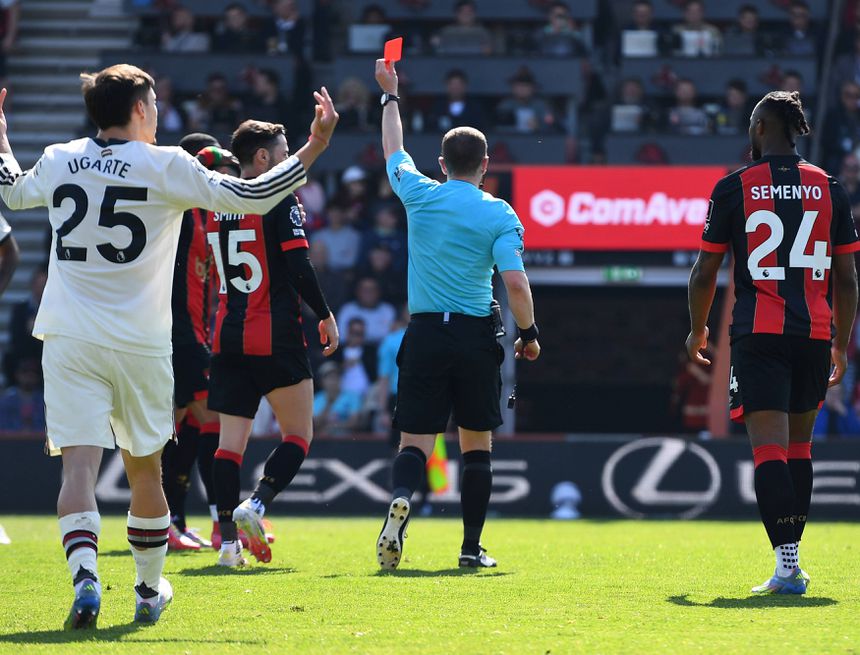 Evanilson foi expulso na receção ao Man. United, após revisão do lance por parte do VAR