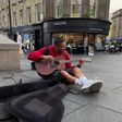 Antigo jogador do Newcastle toca guitarra na rua (vídeo)
