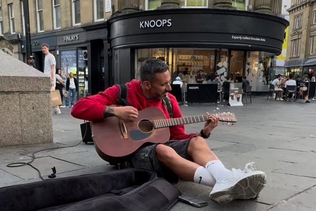 Antigo jogador do Newcastle toca guitarra na rua (vídeo)