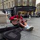 Antigo jogador do Newcastle toca guitarra na rua (vídeo)