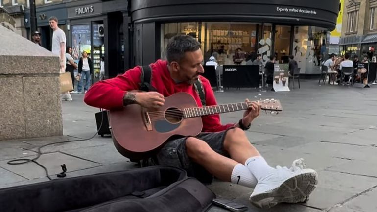 Antigo jogador do Newcastle toca guitarra na rua (vídeo)