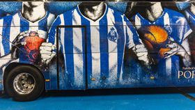 FC Porto: autocarro da equipa B, formação e modalidades com nova decoração (vídeo e fotogaleria)