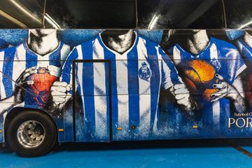 FC Porto: autocarro da equipa B, formação e modalidades com nova decoração (vídeo e fotogaleria)
