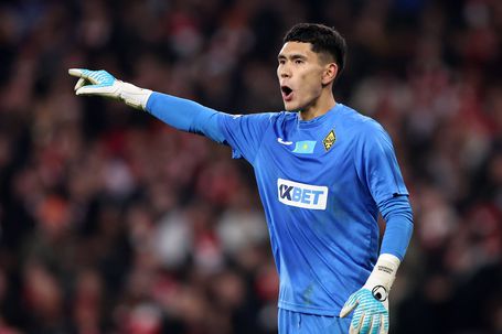 Temirlan Anarbekov a representar o Kairat no Emirates frente ao Arsenal