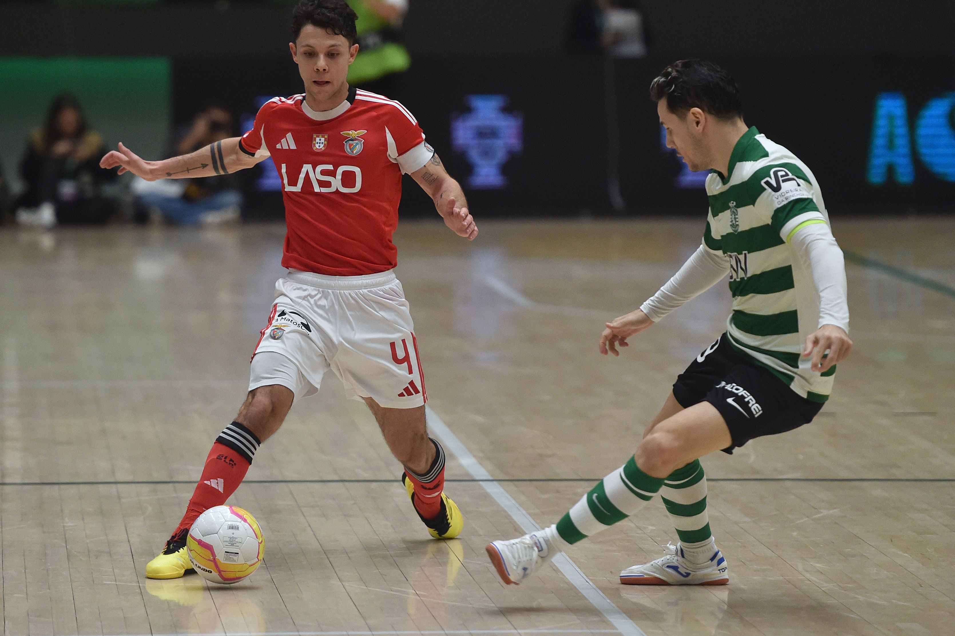 Alex Merlim em disputa com Afonso Jesus num dérbi com o Benfica (Foto Miguel Nunes)