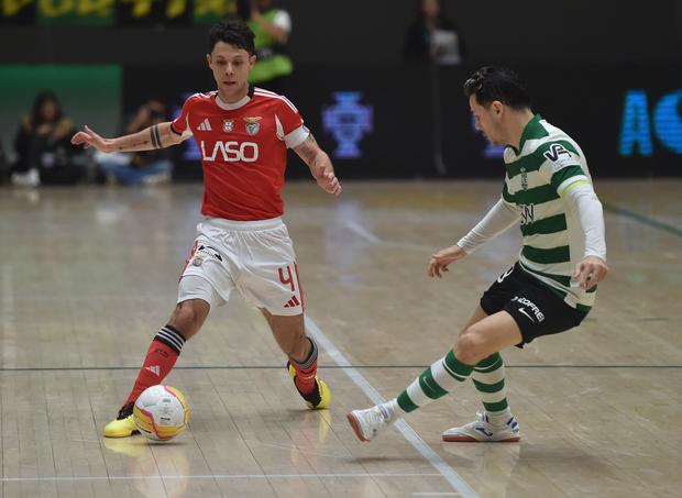 Alex Merlim em disputa com Afonso Jesus num dérbi com o Benfica (Foto Miguel Nunes)