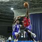 John Sibert foge a Jhonathan Dunn numa entrada para o cesto    Fotografia FPB
