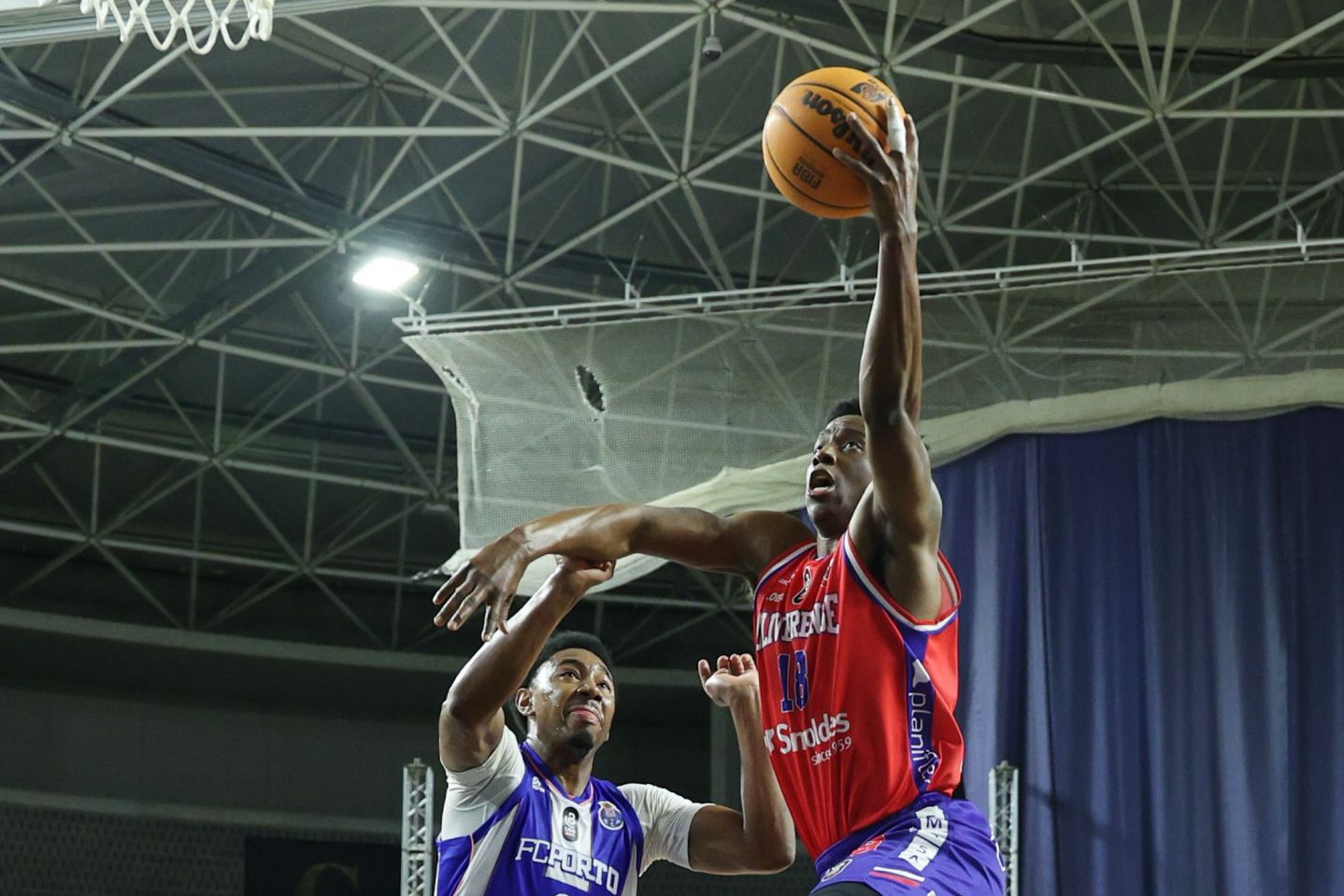 John Sibert foge a Jhonathan Dunn numa entrada para o cesto    Fotografia FPB