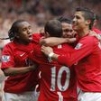 Cristiano Ronaldo e Anderson a festejarem um golo do Manchester United