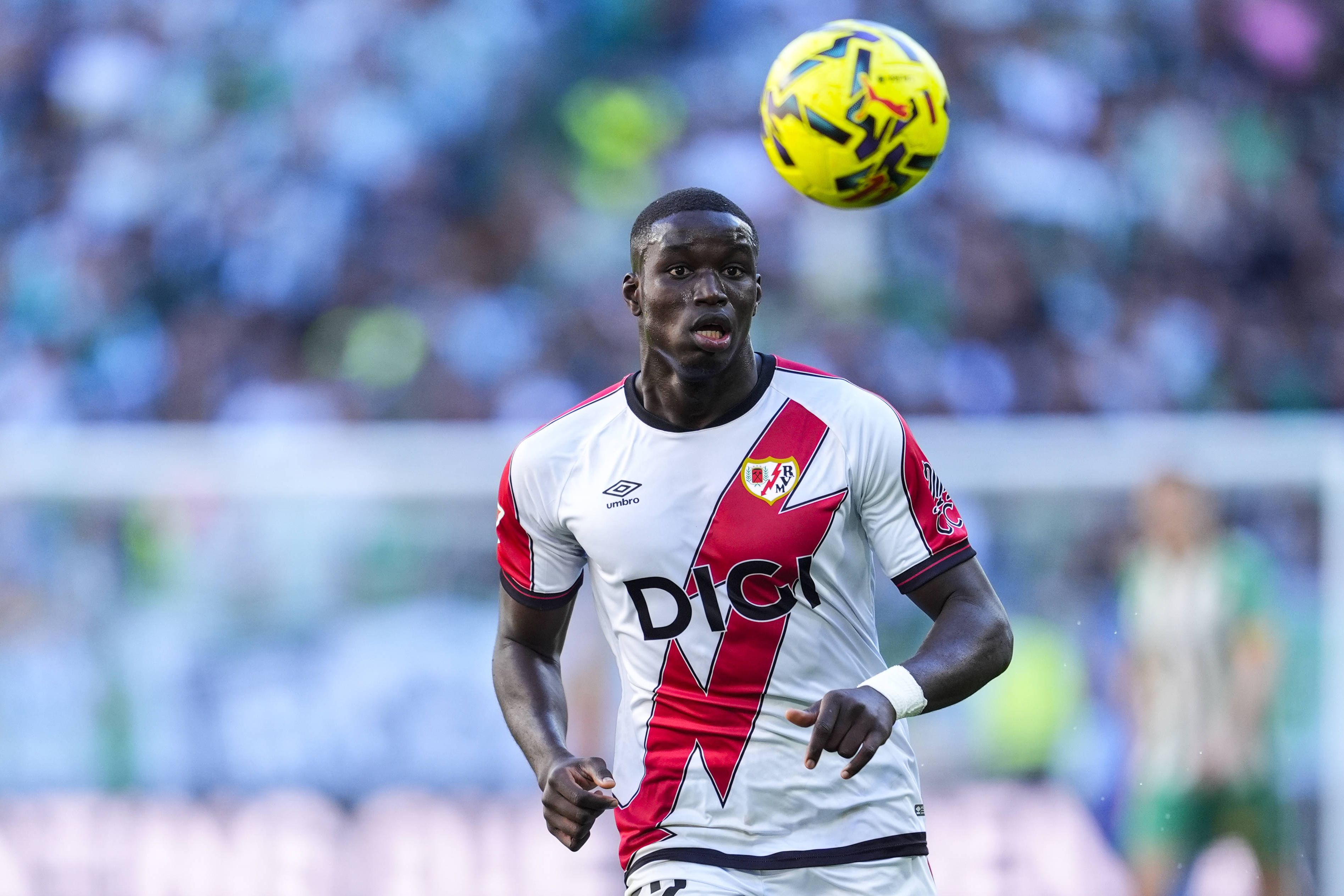 Nobel Mendy, defesa-central do Bétis emprestado ao Rayo (foto: Imago)