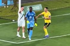 Ronaldo pega em pau atirado a adversário e acaba com protestos