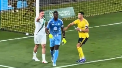 Ronaldo pega em pau atirado a adversário e acaba com protestos