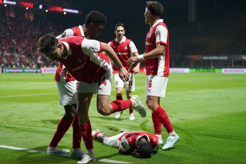 Dorgeles celebra no chão o golo que deu o triunfo ao SC Braga - Foto: Hugo Delgado/LUSA