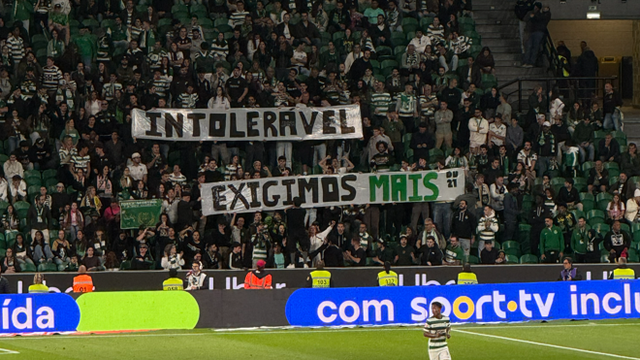 Claque do Sporting com mensagem para a equipa - Foto: D.R.