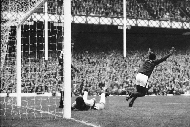 Eusébio festeja mais um golo no Mundial-66. Foto Nuno Ferrari/A BOLA