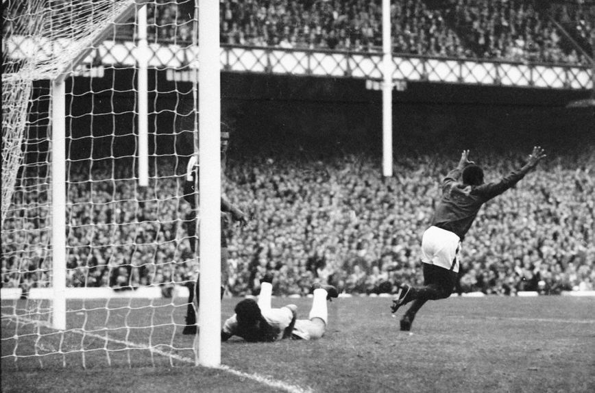 Eusébio festeja mais um golo no Mundial-66. Foto Nuno Ferrari/A BOLA