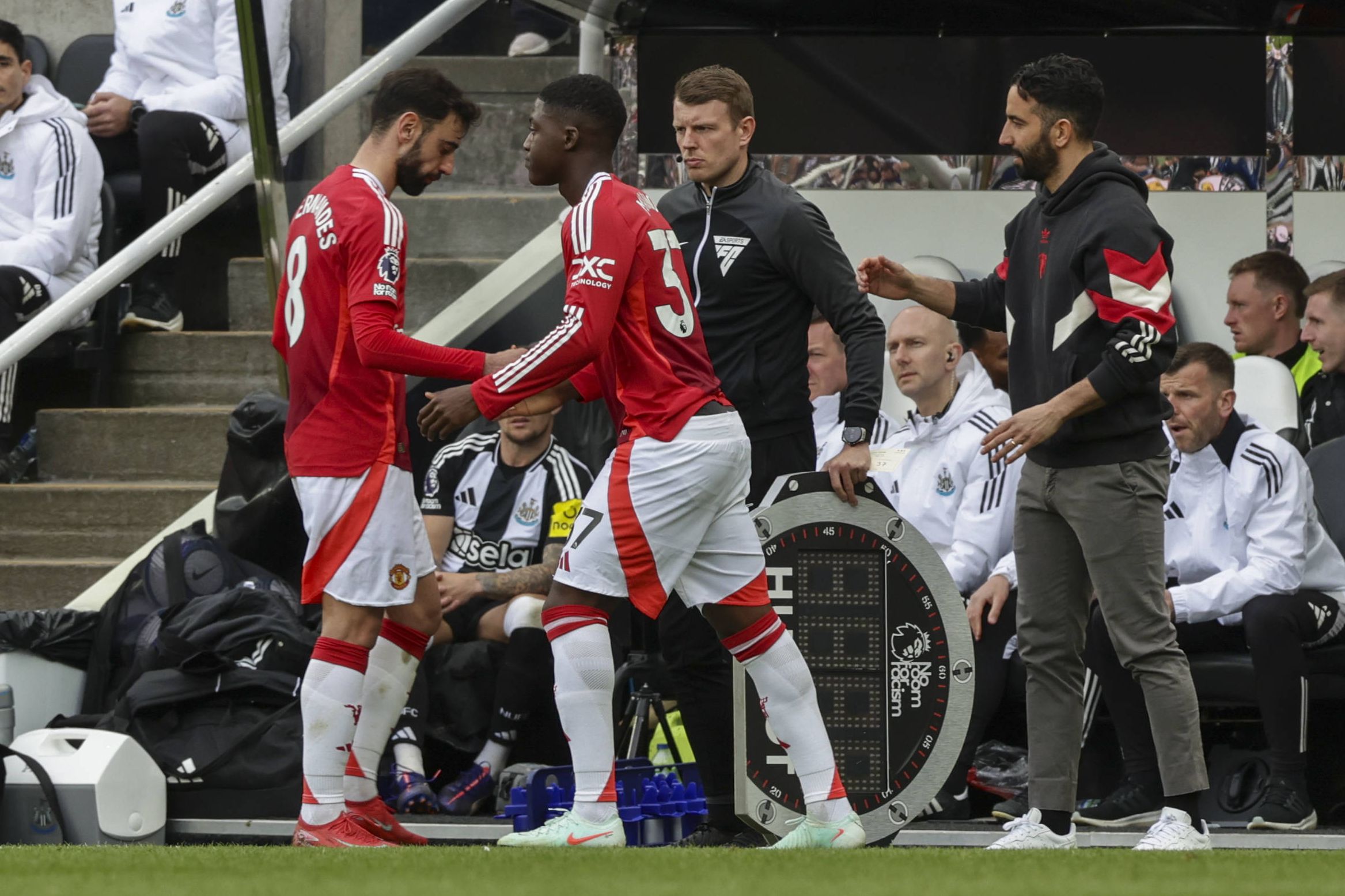 Bruno Fernandes a dar lugar a Mainoo sob olhar atento de Amorim