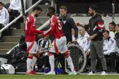 Bruno Fernandes a dar lugar a Mainoo sob olhar atento de Amorim