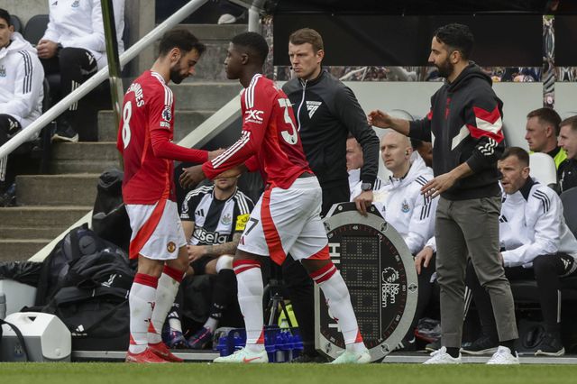 Bruno Fernandes a dar lugar a Mainoo sob olhar atento de Amorim