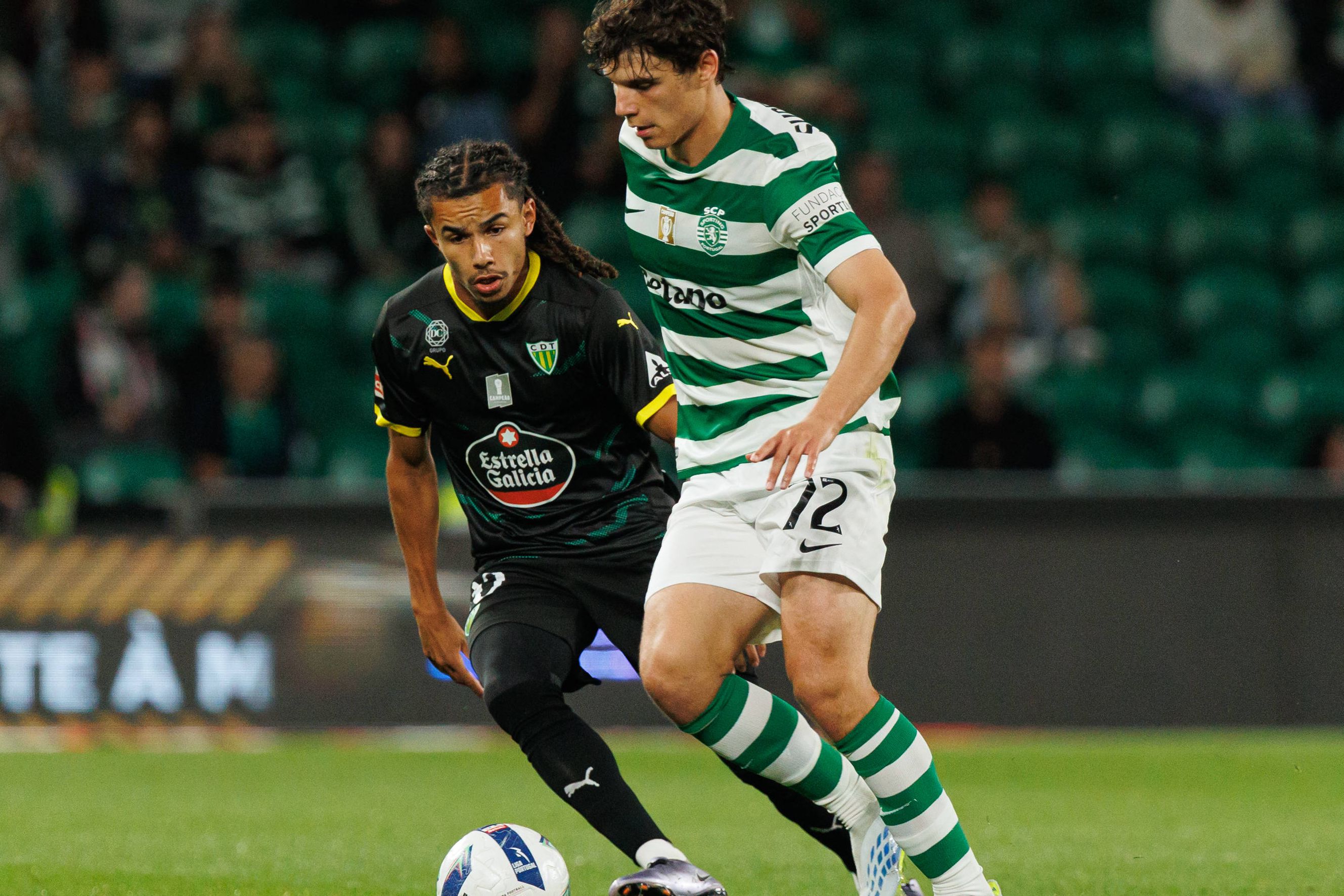 Eduardo Quaresma num lance com Makan Aiko no jogo da passada quarta-feira, entre Sporting e Tondela