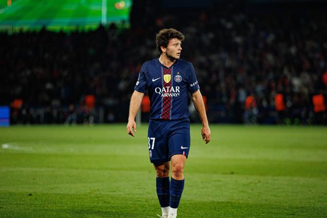João Neves é titular no meio-campo do PSG com Vitinha
