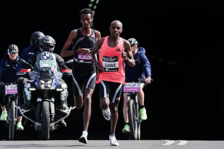 Sapatilhas de 100g e treino intestinal: o segredo do recorde mundial da maratona