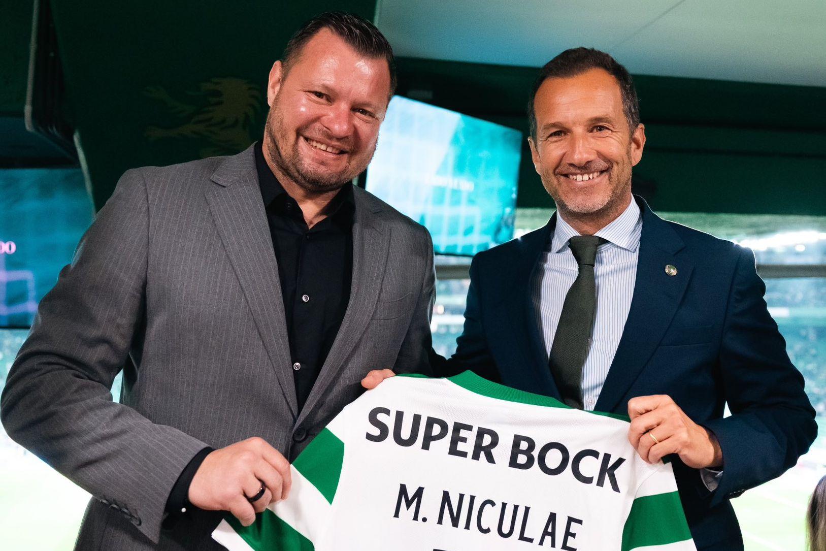 Niculae esteve recentemente em Alvalade e foi presenteado pelo presidente Frederico Varandas - Foto: Sporting CP