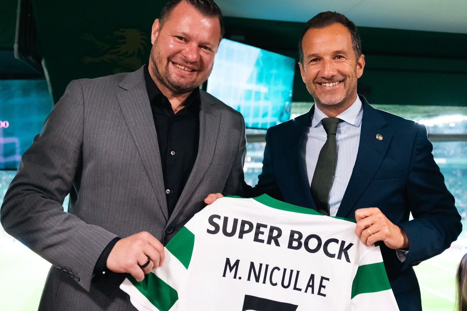 Niculae recebeu uma camisola das mãos do presidente Frederico Varandas - Foto: Sporting CP