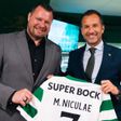 Niculae recebeu uma camisola das mãos do presidente Frederico Varandas - Foto: Sporting CP