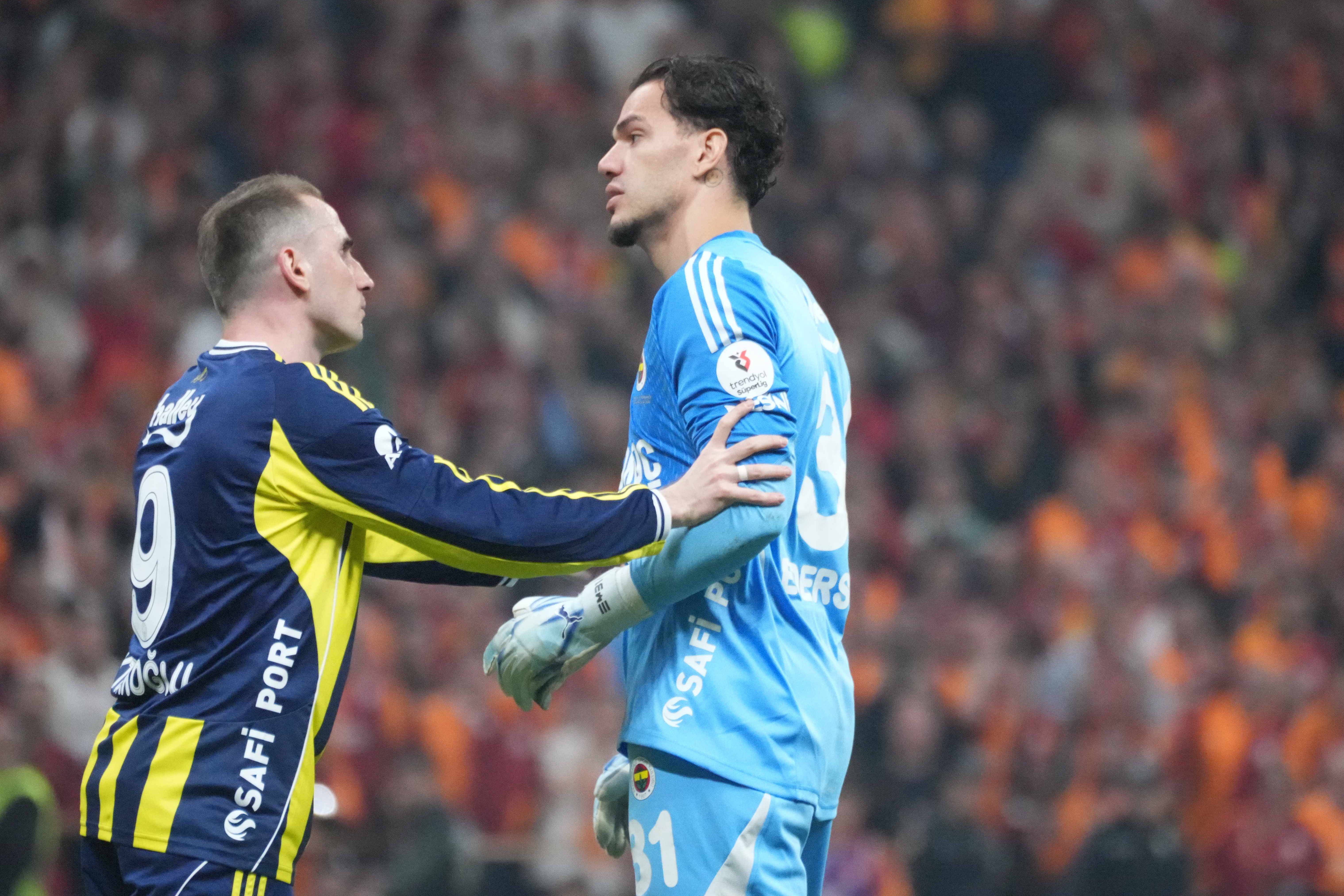 Ederson acalmado por Akturkoglu