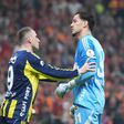 Ederson acalmado por Akturkoglu