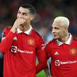 Antony com Cristiano Ronaldo no Manchester United