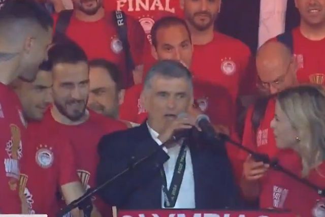 Vídeo: declaração de treinador do Olympiakos leva adeptos à loucura