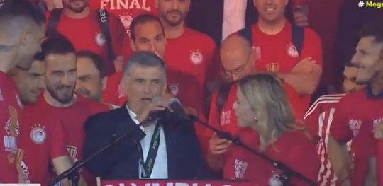 Vídeo: declaração de treinador do Olympiakos leva adeptos à loucura
